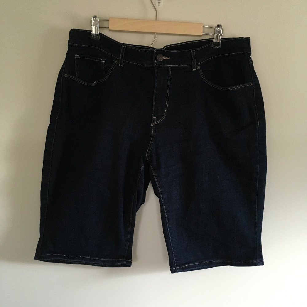 Levi’s Bermuda Shorts Dark Wash Denim Womens Sz 33 Stretch 12” Inseam Beach